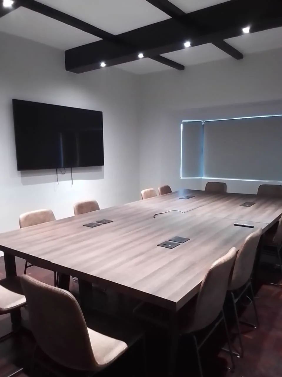 13 Private Road flexible boardroom with meeting table, screen and chairs